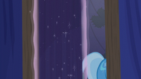 Trixie quickly closes the curtain S6E6