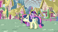 Twilight nearly bumps into Sweetie Drops S03E13