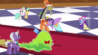 Twilight pushes Discord aside S5E7