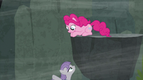 Maud points off-screen under the ledge S7E4