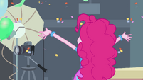 Pinkie Pie throwing confetti EG