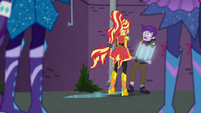 Sunset Shimmer approaches the caught thief EGDS11