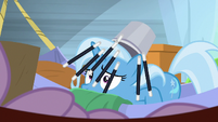 Magic wands fall on top of Trixie S8E19