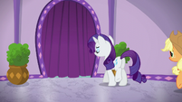 Rarity approaches the steam room area S6E10
