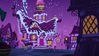 Sugarcube Corner exterior at nighttime S7E4