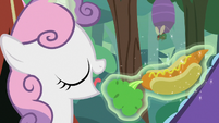 Sweetie Belle about to eat a carrot dog S7E16