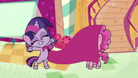 Twilight's cape flaps in Pinkie's face PLS1E6b