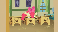 Apple Bloom hit herself against the table S02E12