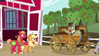 Applejack and Big Mac wave goodbye to Filthy Rich S6E23