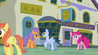 Pinkie Pie pointing to a restaurant S6E12
