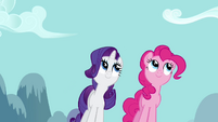 Pinkie e Rarity vendo a Rainbow 2 T2E16