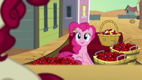 Pinkie on the carriage S5E11