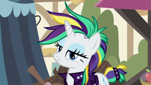 Rarity appears in town with her new look S7E19