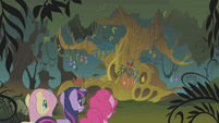 Twilight and friends reach Zecora's hut S1E09