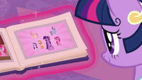 Twilight viewing memories in her book S9E26