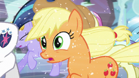 Applejack notices somepony S6E2