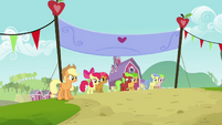 Babs, Apple Bloom and other fillies on the starting line S3E08