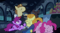 Con Mane gets all the fillies 2 S2E24
