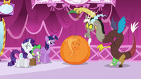 Discord pulls out stalk from orange Fluttershy S5E22