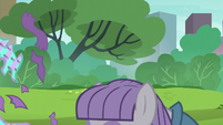 Maud Pie opening her present S6E3