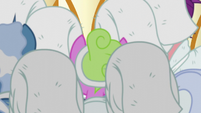 Ponies crowding the towel cart S6E10