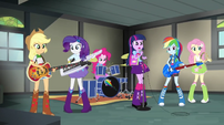 Rainbooms rehearsing in Applejack's garage EG2