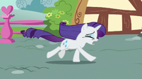 Rarity runs through Ponyville in tears S7E14