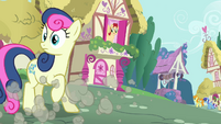 Sweetie Drops looking at Scootaloo S3E6