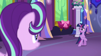 Twilight gesturing for a private moment S6E6