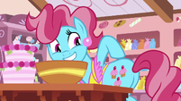 Mrs. Cake pointing at her cutie mark S7E13