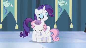 S04E19 Sweetie Belle przytula swoją starszą siostrę Rarity