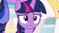 Twilight looks worried to her friends S9E24