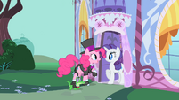 Pinkie Pie invites Rarity to a party S1E25