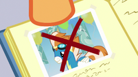 Scootaloo points to crossed-out photo of Fire Streak S7E7