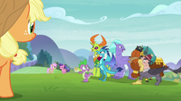 Spike guides race leaders to Friends and Family Day S8E1