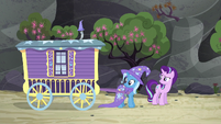Trixie briefly looking around S6E25