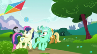 Lyra and Sweetie Drops flying a kite S6E6