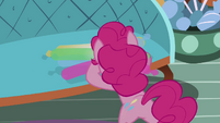 Pinkie Pie grabs balloons S4E12