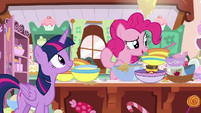 Pinkie Pie looking for more ingredients S7E23