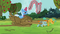 Snips and Snails continues pulling Trixie's carriage S3E05