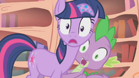 Twilight and Spike shocked by AJ's size S1E09
