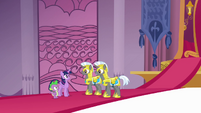 Twilight talking to royal guards S4E01