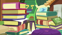 Books stacked up in Fluttershy's cottage S7E5
