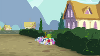 Angry mob of foals at Diamond Tiara's house S4E15