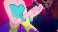 Pinkie Pie clapping to the music SS3