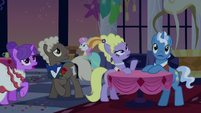 Ponies notice the lights go out S5E7