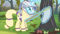 Rarity about to catch the bats with a net S4E07