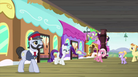 Rarity gets off the Friendship Express MLPS1