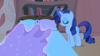 Rarity making the bed S1E08