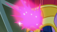 Twilight Sparkle's horn lighting up S5E21